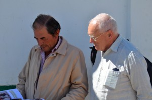 Jean Yves Blouin pr&eacute;sentant son livre au Ganadero Antonio Miura