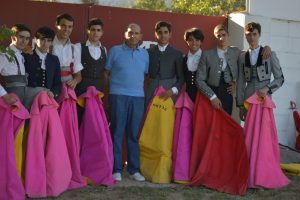 Le ganadero Agust&iacute;n Montes entour&eacute; des el&egrave;ves de l'&eacute;cole de "El Juli"