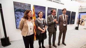 Ada Colau et Josep Rull, au centre. EFE.